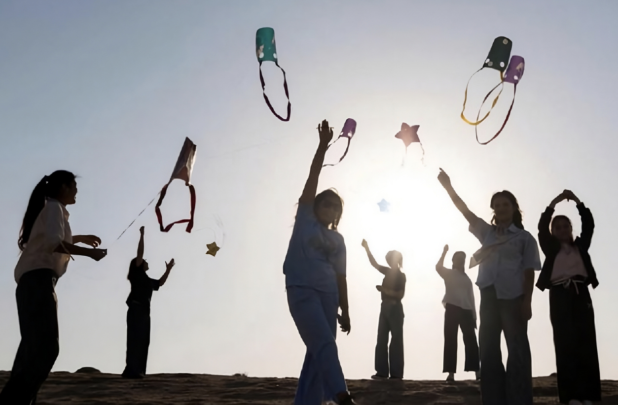 Niños volando papalotes